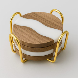 Ensemble de 4 sous-verres carrés en bois et résine époxy verte faits à la main, écologiques, modernes, pour hôtel et restaurant - Product Image 3