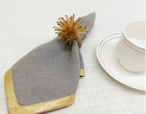 Un ensemble de 4 longs ronds de serviette perles dorées - Product Image 3