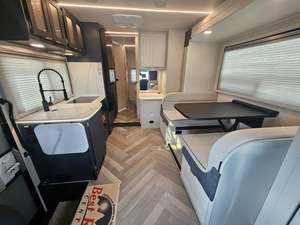 Autocaravana Coachmen 2025 con Motor Diésel, Vehículo Recreativo Premium con Instalaciones Completas para Viajes Familiares y Campamentos, Disponible - Product Image 3