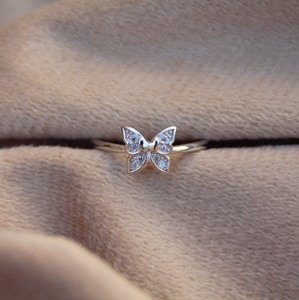 Anillo de Plata de Ley 925 con Mariposa y Circonitas, Diseño Minimalista con Engaste de Puntas, Joyería Fina Elegante y Clásica, Unisex, Envío el Mismo Día, Perfecto - Product Image 1