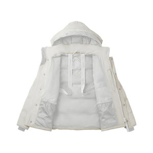 Veste d'hiver noire élégante à rembourrage épais, avec surpiqûres horizontales, col montant et capuche pratique. - Product Image 4