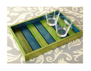 Charmant plateau de service en bois vieilli avec des tons blanchis à la chaux et une forme classique, parfait pour les cuisines de ferme ou les chambres d'hôtes - Product Image 5