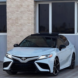 Camry Moderno con Interior Oscuro, Asientos de Cuero y Neumáticos R15 en Venta - Product Image 1