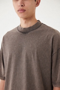 T-shirt délavé style urbain en coton vieilli, coupe décontractée et confortable, idéal pour un look streetwear moderne - Product Image 4