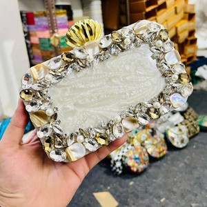 Monederos de lujo de diseño único personalizados para mujer, bolso de mano de resina epoxi, cierre abierto, perla, elegante Botón de diamantes de imitación - Product Image 4