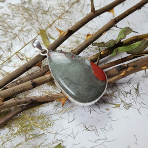 Colgante en forma de pera con bisel de plata de piedra de sangre africana Precio a granel - Product Image 1