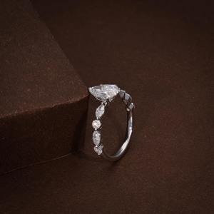 Anillo de Eternidad con Diamante de Laboratorio en Forma de Pera de 0.71 Quilates, Claridad F VVS1 VVS2, Certificado IGI, Diseño Moderno, Apilable, Regalo de Aniversario - Product Image 3