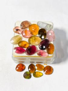 25,09 carats de pierres précieuses naturelles multi-tourmalines à taille rose, 9-14 mm, à changement de couleur, style unique, facettées - Product Image 5