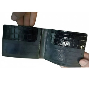 Cartera Bifold Minimalista Clásica en Negro y Verde Salvia Sutil para Hombre con Acabado Texturizado Saffiano y Ranuras Interiores para Tarjetas - Product Image 3