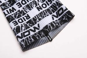 Chaussettes de sport Aero de cyclisme unisexes avec logo personnalisé sur le bas, antidérapantes, noires, à semelle tissée - Product Image 4