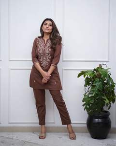 Kurtis imprimés pour dames personnalisables fabriqués en Inde, brodés et unis, pour l'exportation, disponibles au prix d'exportation - Product Image 1