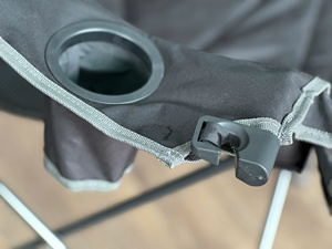 เก้าอี้พับสองที่นั่งกลางแจ้งแบบทันสมัยพร้อมที่วางแขนสแตนเลสทนทานเฟอร์นิเจอร์สวนแบบพับได้ทำจากโลหะ - Product Image 5