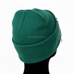 Gorro de Punto Acrílico para Mujer, Gorro de Invierno GSM, Logotipo Bordado Personalizado, Tachuelas Metálicas, Diseño Urbano Elegante, Gorro Jacquard - Product Image 5