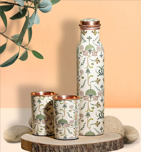 Ensemble de bouteilles et de verres en cuivre gravé de créateur, motifs complexes, avantages ayurvédiques, verres élégants ayant des effets bénéfiques sur la santé - Product Image 2
