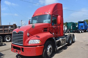 Camión Usado MackS Pinnacle CHU613 Day Cab 2014 de Alto Rendimiento - Transmisión Manual de 10 Velocidades, Listo para Enviar - Product Image 4