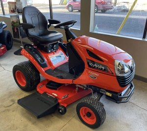 Mini-tracteur Kubota pour la tonte des pelouses avec. - Product Image 5