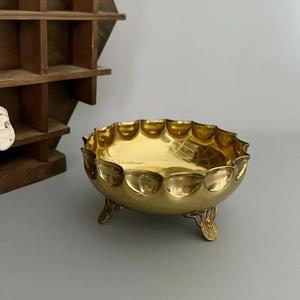 Bol de service élégant en aluminium antique de grande taille conçu pour les cuisines de ferme de maisons rustiques et les repas de vacances - Product Image 1