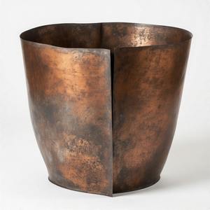 Urna con patas romanas con leones decorativos fundidos en acabado antiguo diseñados para exhibiciones florales o de jardín - Product Image 6