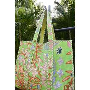 Bolso Tote Verde Claro con Diseño Floral Elegante y Moderno, Resistente al Agua, Hecho a Mano en Jaipur, Forro de Algodón con Bordado - Product Image 3