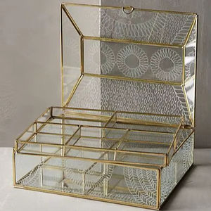 Boîte à bijoux en métal et verre durable, conçue pour un rangement organisé et sécurisé des bijoux en or, argent et diamants - Product Image 1