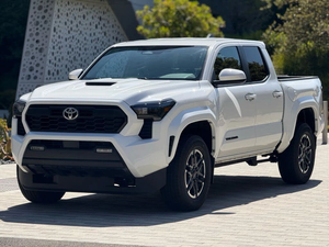 État Exceptionnel 2024 pour Tacoma TRD Sport Double Cab RWD Moteur Turbo Sièges en Cuir Intérieur Clair Toit Ouvrant Panoramique - Product Image 4