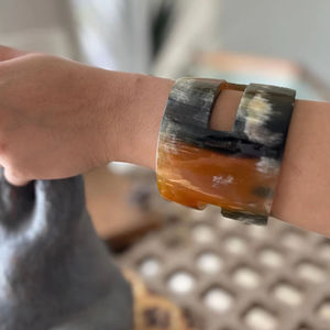 Bijoux à la main en corne de buffle naturelle, bracelet à manchette, bijoux de luxe fabriqués à la main - Product Image 3