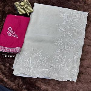 Sari de Organza VASTRA COTTAGE con Bordado de Hilo, Trabajo de Lentejuelas, Borde Calado, Combinado con Blusa de Algodón Mono con Bordado de Lentejuelas - Product Image 5