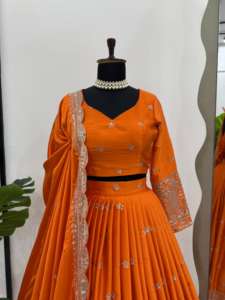 Lehenga Choli moderne avec tissu en soie satinée, design réversible, séquences jusqu'à la taille 44, intérieur de mariage - Product Image 5
