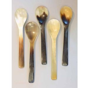 Cubiertos ecológicos hechos a mano personalizados, cuerno de búfalo, cucharas para servir ensaladas con mango largo y ágata moderna para uso en vajilla - Product Image 1