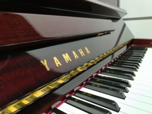 Piano Vertical Yamaha W108BS Rojo Japonés, Color Caoba, Piano de Segunda Mano, Acción Suave y Estética Clásica - Product Image 2