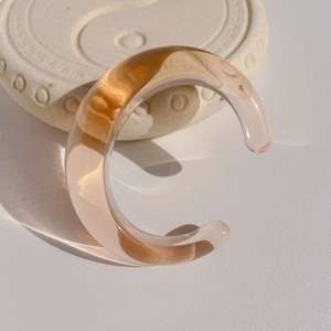 BRAZALETE DE RESINA ÚNICO COLOR ELEGANTE BRAZALETES DE DISEÑO COMPLETO COLOR Y FNSH Pulsera exquisita de acrílico de resina de tamaño pequeño - Product Image 6