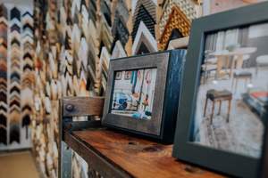 ถาดไม้วอลนัททรงกลมสีน้ำตาลชนบทขนาดเล็กออกแบบได้ตามที่ต้องการถาดใส่อาหารพร้อมที่จับถาดใส่สาร์ธรรมชาติ - Product Image 6