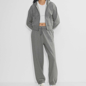 Conjunto Deportivo Corto Gris para Mujer, Sudadera con Capucha y Cremallera Completa y Pantalones Deportivos de Felpa, Ropa Informal Cálida de Invierno, Conjunto Coordinado, Ropa Deportiva Elegante - Product Image 1