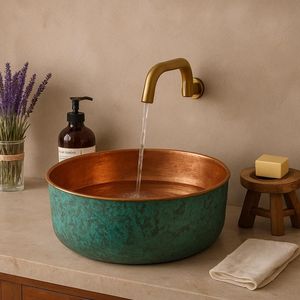 Exclusivo lavabo de cobre hecho a mano para cocinas de estilo rústico, que ofrece un diseño visual impresionante. - Product Image 3