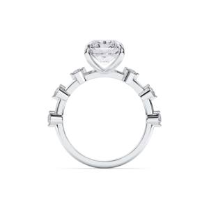 Anillo de compromiso de diamante de corte redondo y radiante cultivado en laboratorio de 5,13 quilates, hecho en platino para ella - Product Image 2