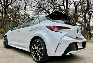 Voiture Toyota Corolla XSE Hatchback 2022 100 % authentique disponible à la vente Produit automobile - Product Image 2
