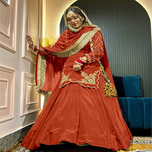 Conjunto de Kurta Lehenga de Seda Naranja al por Mayor con Bordado Dorado, Traje Tradicional de Boda para Mujer, Largo hasta el Suelo, Estilo Indio-Pakistaní - Product Image 2