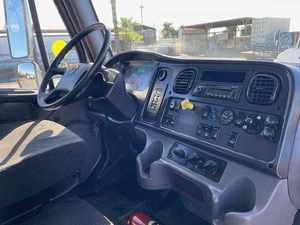 Achetez maintenant : Camion plateau d'occasion en excellent état, modèle 2017 M2 106, à double essieu, 24 pieds - 330 CV, boîte automatique Allison 6 vitesses, prêt à être expédié porte-à-porte - Product Image 2