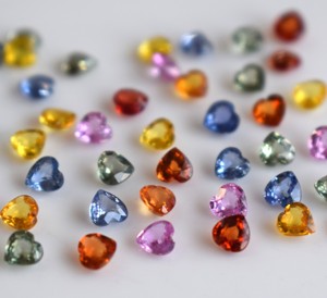 Coeur en saphir multicolore chauffé naturel seulement 5mm Qualité AAA à facettes normales-Coeur en saphir multicolore en vrac à facettes - Product Image 1