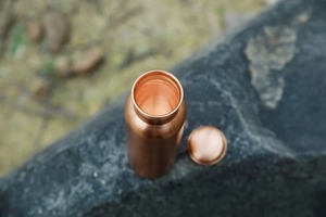 Bouteille en cuivre écologique moderne finition martelée bouchon d'étanchéité solide et résistant aux fuites pour le voyage et la maison - Product Image 4