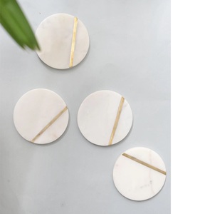 Ensemble de 4 sous-verres en marbre blanc rond de qualité supérieure en pierre polie style 'Love' pour la décoration intérieure - Product Image 1