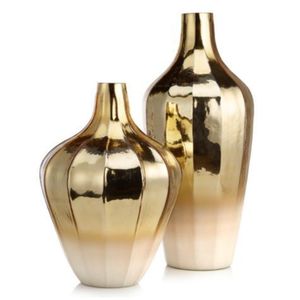 <b>Lightweight</b> and durable aluminum vase with refined finish and timeless shape for any indoor floral display or event - Product Image 3