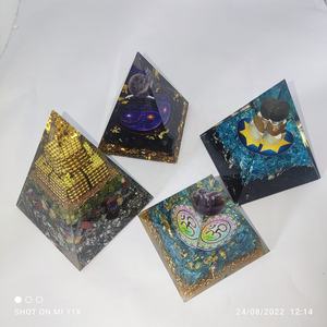 PIRAMIDE DE ORGONITA CON SÍMBOLO OM, PIRÁMIDE DE CRISTAL DE ORGONITA, PIRÁMIDE ORGÁNICA DE PIEDRA PRECIOSA CON ACABADO SUPERIOR, PARA SANACIÓN CON ENERGÍA, FENG SHUI - Product Image 2