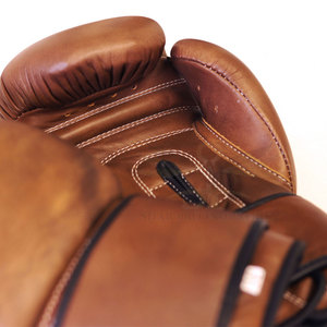 Gants de boxe professionnels en cuir avec logo personnalisé pour les arts martiaux en vente - Product Image 3