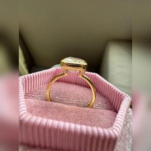 แหวนเพชรทรงรัศมี 5 กะรัต เพาะเลี้ยงในห้องปฏิบัติการ ตัวเรือนทองคำแท้ 18K ประดับขอบเพชรแบบ Bezel Setting แหวนหมั้น ได้รับการรับรองจาก IGI หรูหรา - Product Image 2