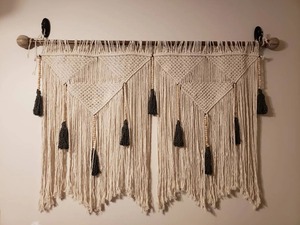 Suspension murale en macramé blanc pour une décoration intérieure élégante, décoration de salon, ornement mural fait à la main et option cadeau en provenance d'Inde - Product Image 3