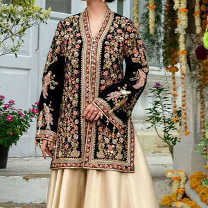 2025 @ Robe longue Kurta & Lehenga indienne/pakistanaise élégante pour femme avec belle Dabka ornée, pierre, Resham, perles fonctionnent - Product Image 1