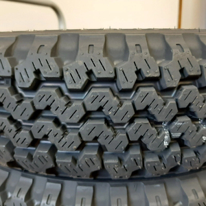 NUEVOS Neumáticos Doble Llanta al por Mayor para Coches y Camiones, Neumáticos Radiales Ligeros Sin Cámara, NUEVO DISEÑO DE TRACCIÓN, Neumáticos de Repuesto para Nieve y Barro en Venta - Product Image 3