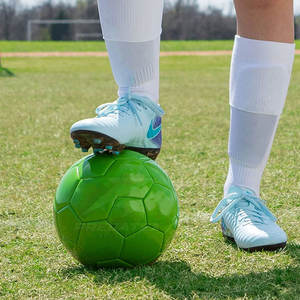 Balón de fútbol suave de Color personalizado de fabricante ligero de alta calidad suministro directo de fábrica balones de fútbol hechos en cuero - Product Image 5