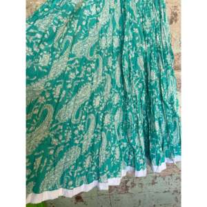 กระโปรง Fresh Tropics ผ้าชีฟองระบายอากาศดี ทรงเอไลน์ ปักลาย ปลายบาน ความยาวปานกลาง ทรงตรง ไซส์ XS ผ้าคอตตอนถัก - Product Image 1